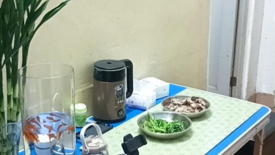 有些网友你不骂他，他反而不舒服，今天居然有一位粉丝这样评论我，他说你嫁给我，我可
