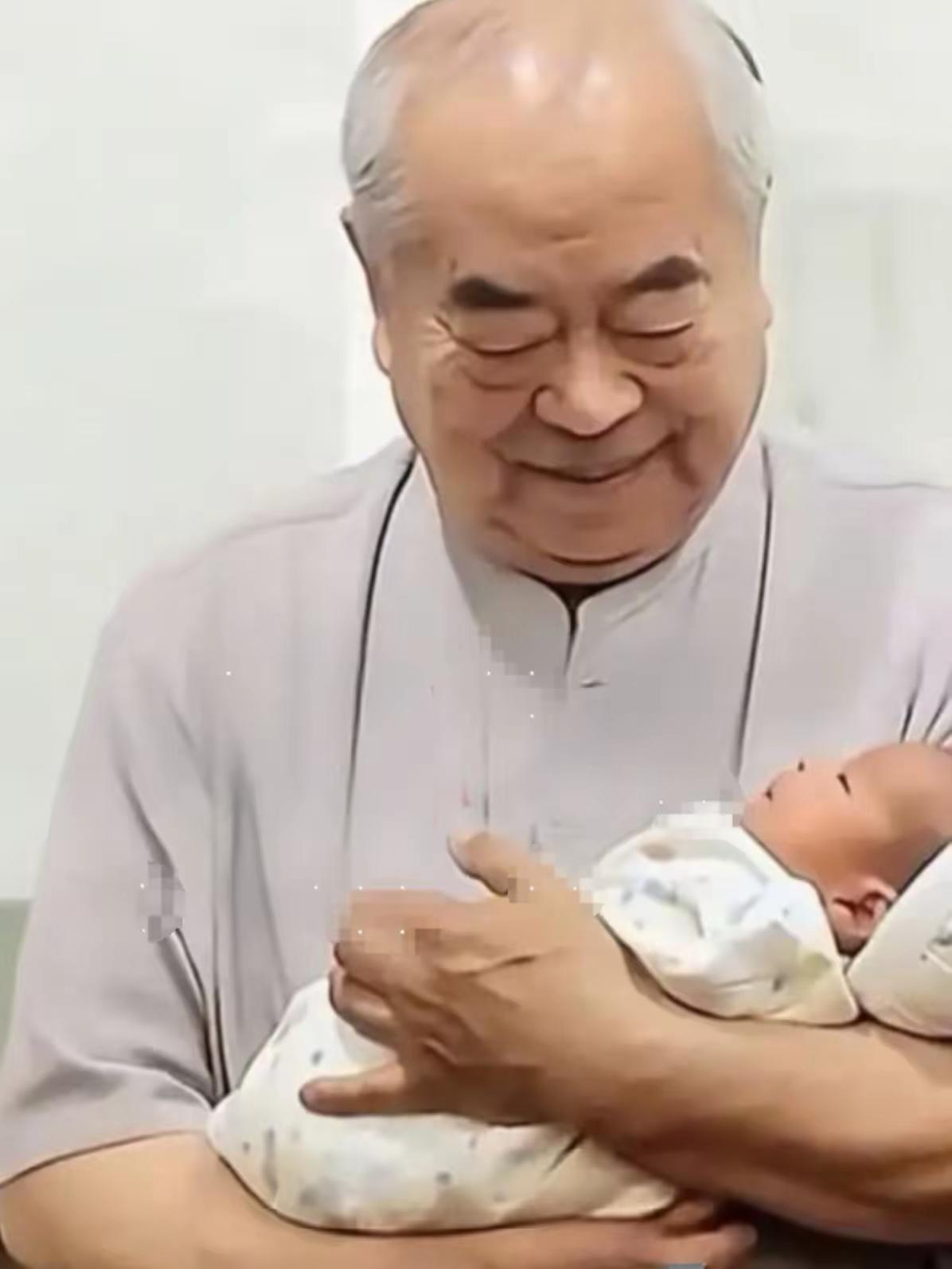 范增老先生87岁喜得贵子，他高兴的很，这一辈子终于生了一个养老送终的人 ，他们这