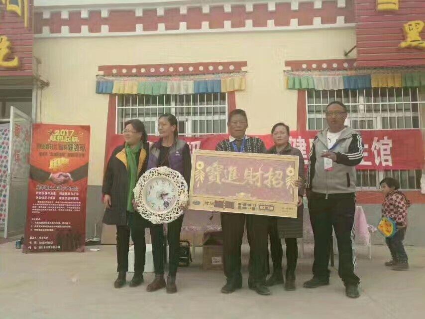 我们这代人，像踩在时代的过渡线上长大：小时候守着黑白电视等《西游记》，长大捧着智