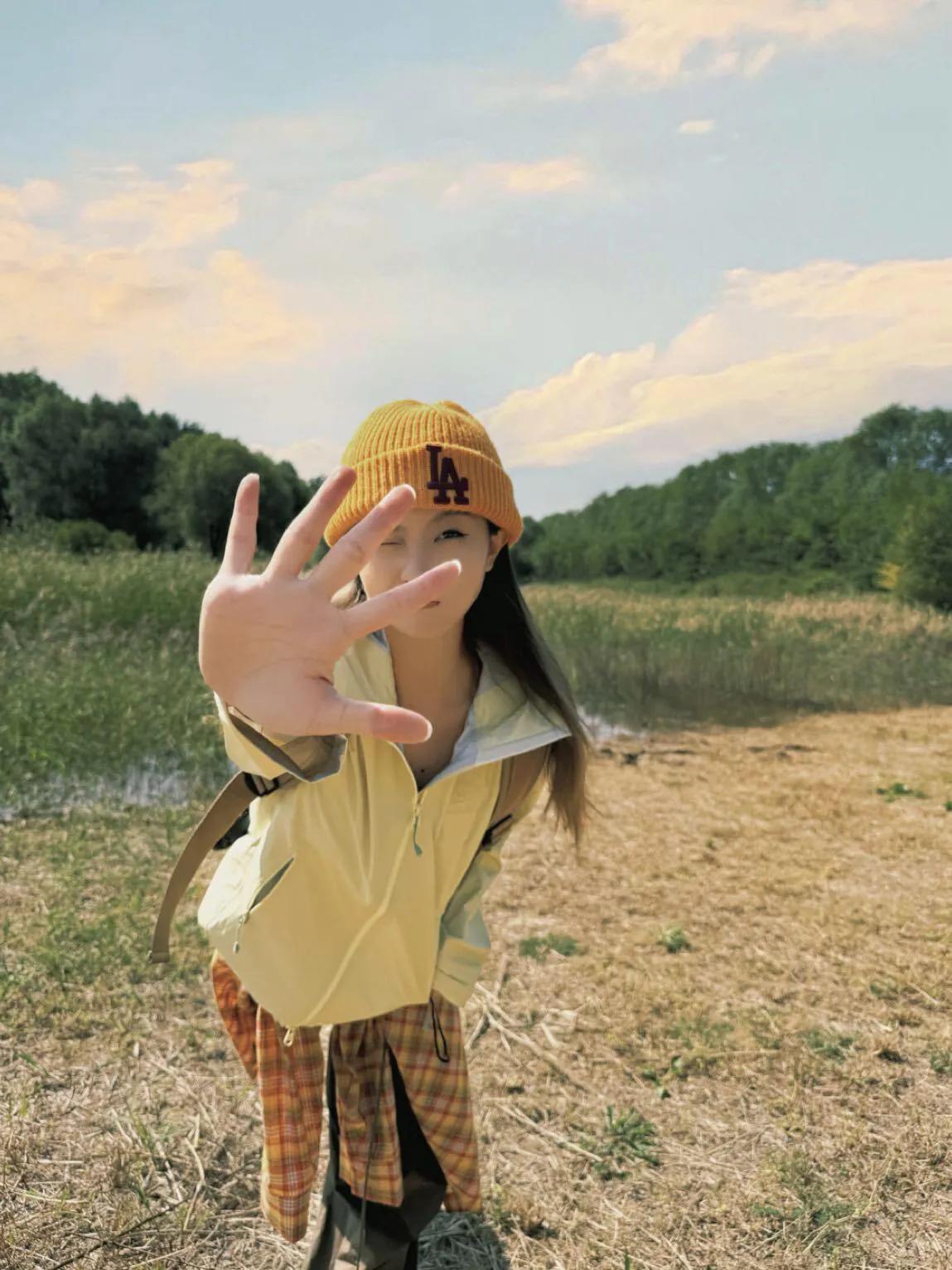 绿衣黄帽笑迎人#风姿绰约似仙女#草原风清新自然#活泼可爱穿搭