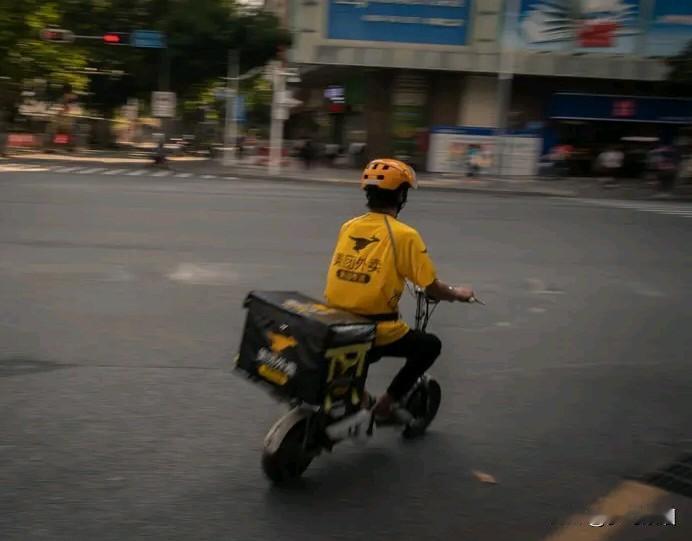别再说“大不了去送外卖”了！2025年骑手破1300万，高学历扎堆，一线站点都开