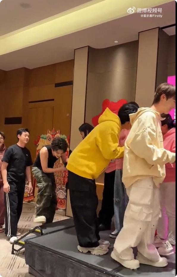 十个勤天爸爸妈妈们春晚团建 领压岁钱的环节太有趣啦，十个勤天太幸福啦！ 