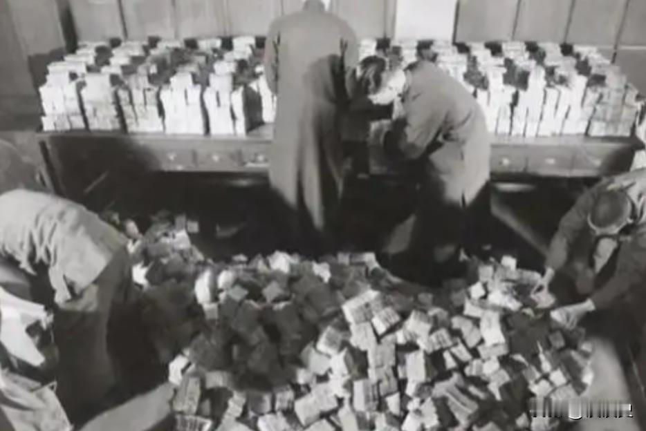 1949年，老蒋带着400万两黄金来到了台湾，400万两也就是125吨，现在按每