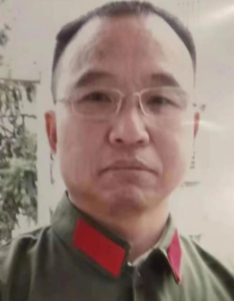 1984年，战士李陶雄中弹牺牲，送葬的过程中遗体竟两次从车上跌落，护士郑英察觉异