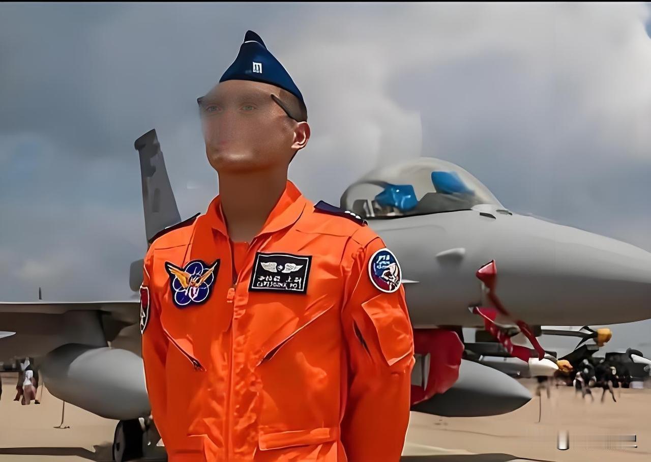 台湾F16战机坠海，29岁飞行员辛柏毅至今下落不明。本该是人生最好的年华，本该守