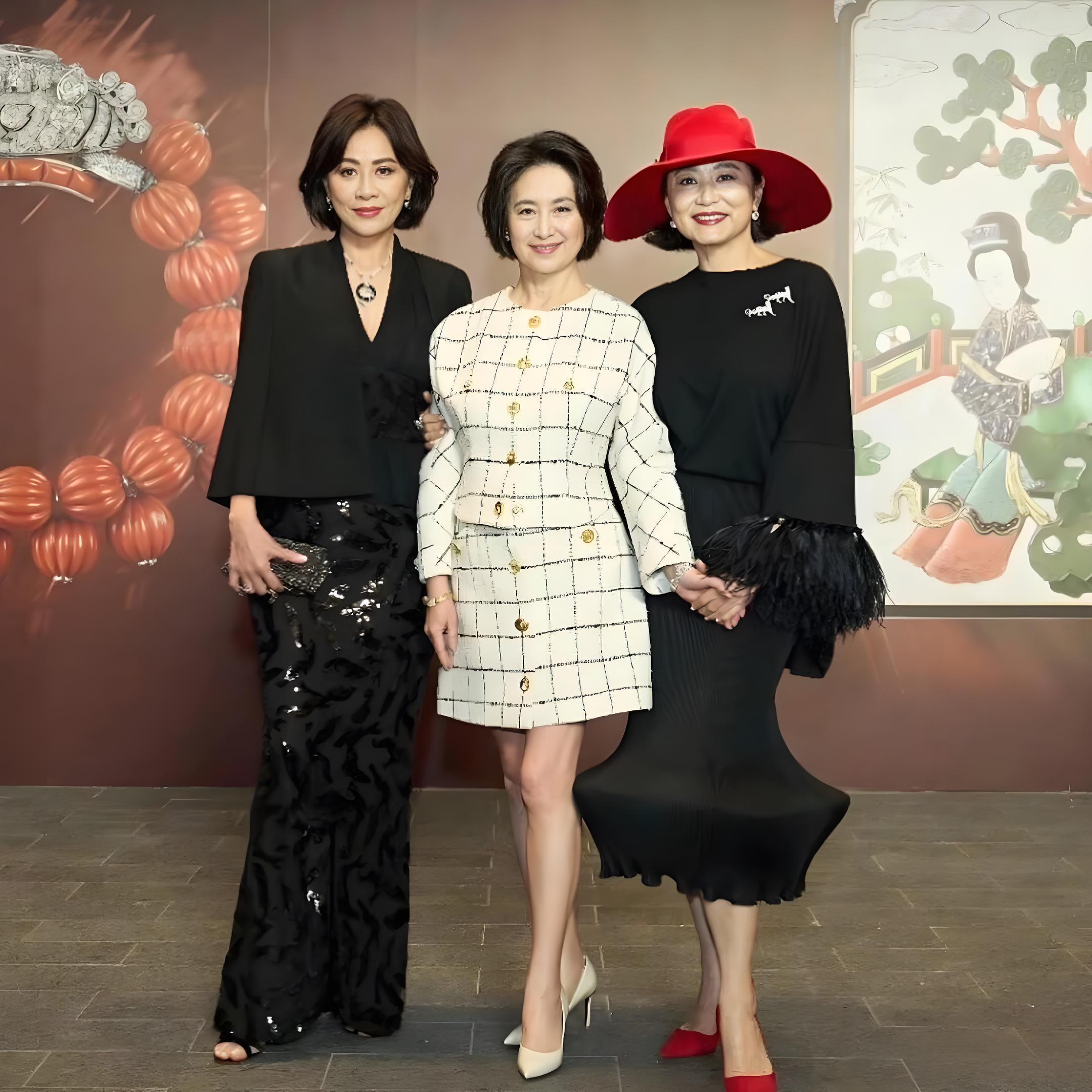 63岁何超琼早就该穿短裙了，与刘嘉玲、林青霞合影，漫画腿赢麻了！ ​​​