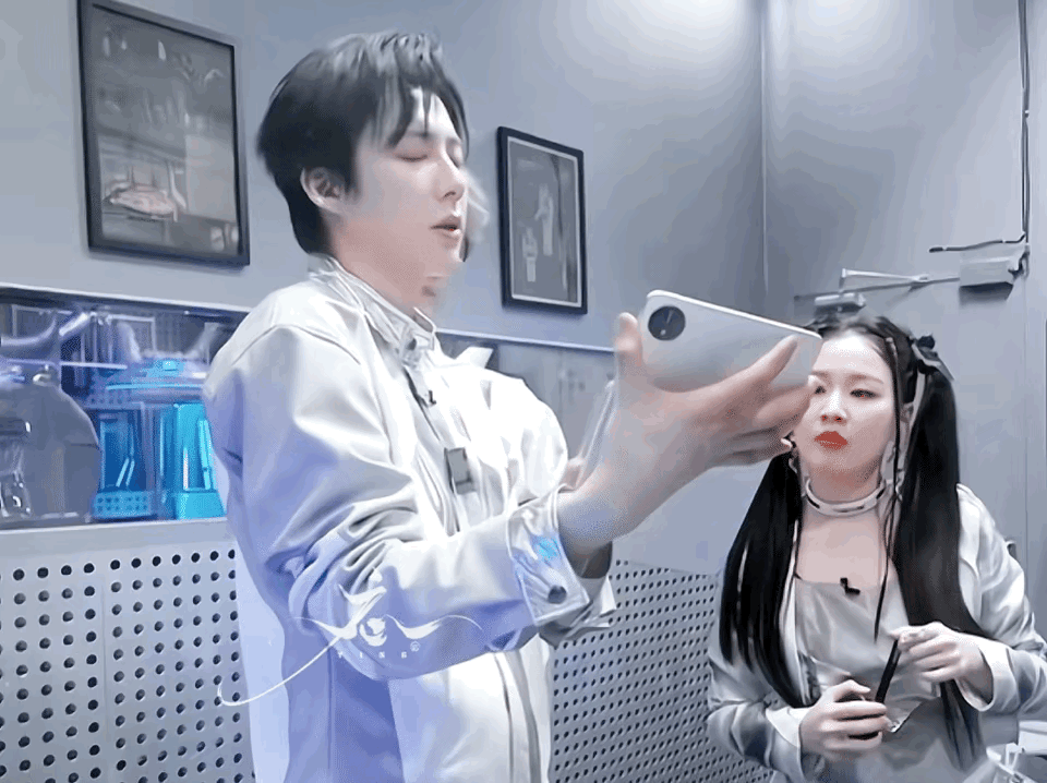 果然个高手掌大，拿下平板轻轻松松[笑cry] ​​​