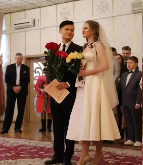 [浮云]2021年，28岁的内蒙小伙娶了19岁乌克兰媳妇，婚礼当晚，新娘把一个包