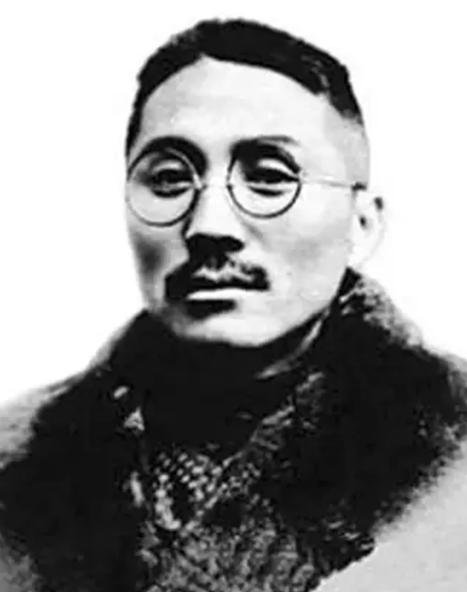 1936年，香港。一男子眼神闪烁地对余婉君说：“你丈夫不是王亚樵的心腹吗？”余婉