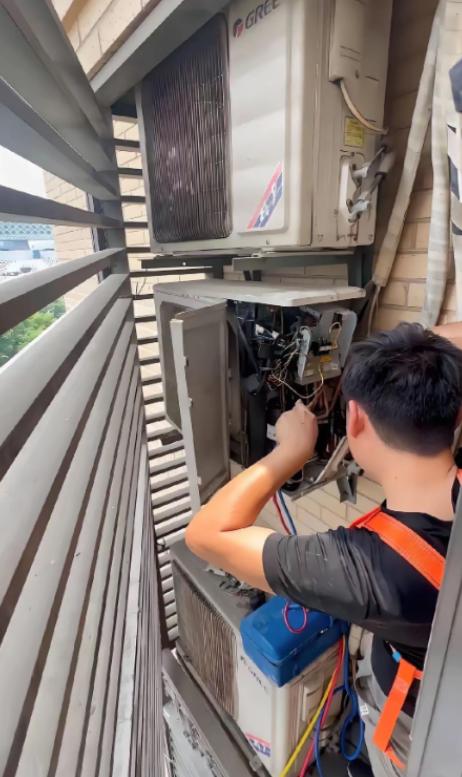 南京一个空调修理工，顶着38度高温干完活，客户多给了七十块钱，他下楼买了瓶冰可乐