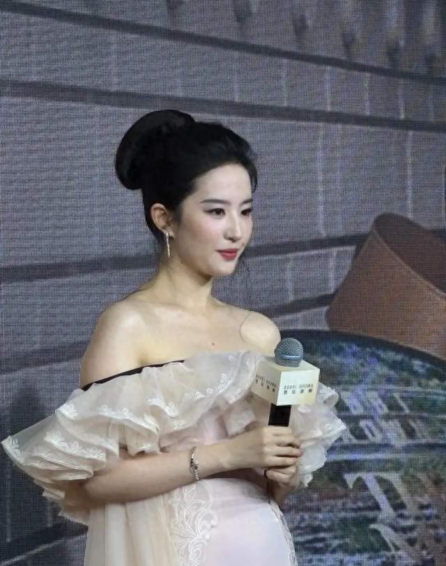 刘亦菲上海活动翻车？脸白脖子黑色差大，腰粗驼背引热议