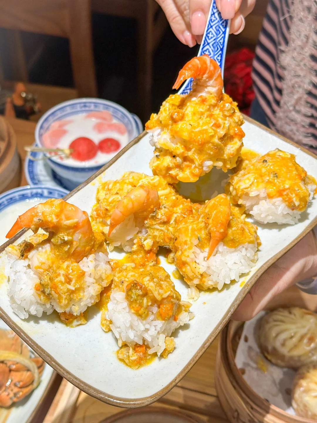 谁懂这口蟹黄大虾饭团的含金量啊！