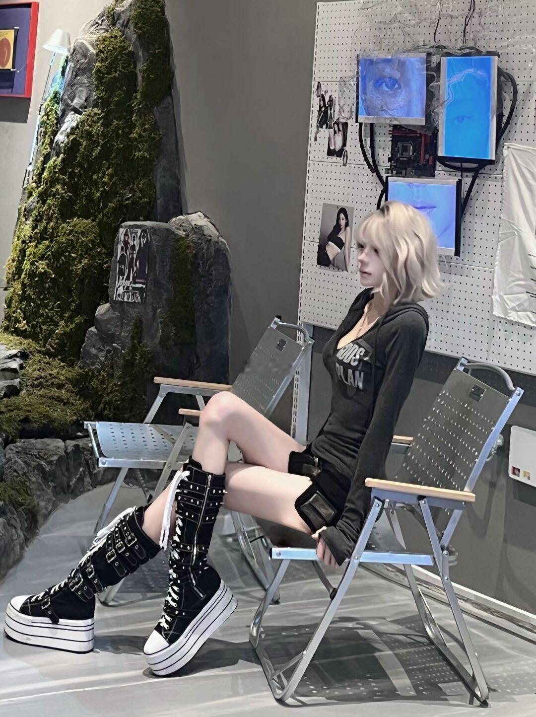 帆布靴配轻质松糕底好酷好穿
Softcore 亚文化穿搭 亚文化 电子y3k 朋