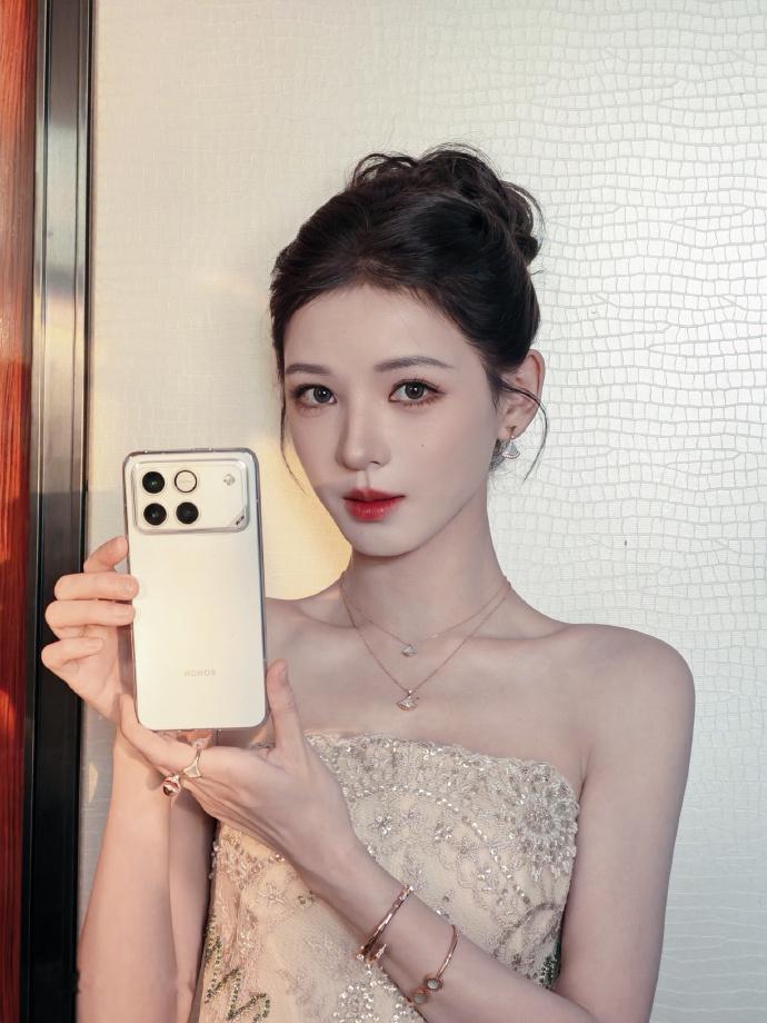 张予曦手上拿着的这不是荣耀WIN么荣耀WIN 系列张予曦代言？ 