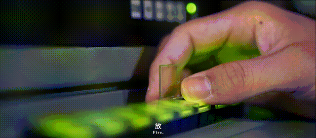 潜艇水下发射“鹰击-18”反舰导弹，命中退役的“鄱阳湖”舰。
“鹰击-18”（Y