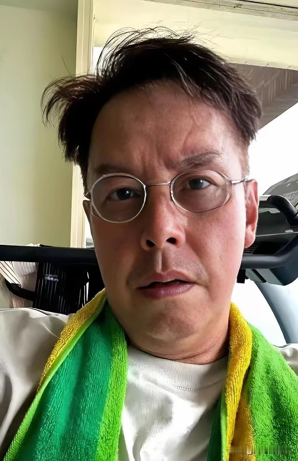 我一个朋友是健身教练，看了谭咏麟状态，她说了句大实话，她说：谭咏麟这个人靠极致的