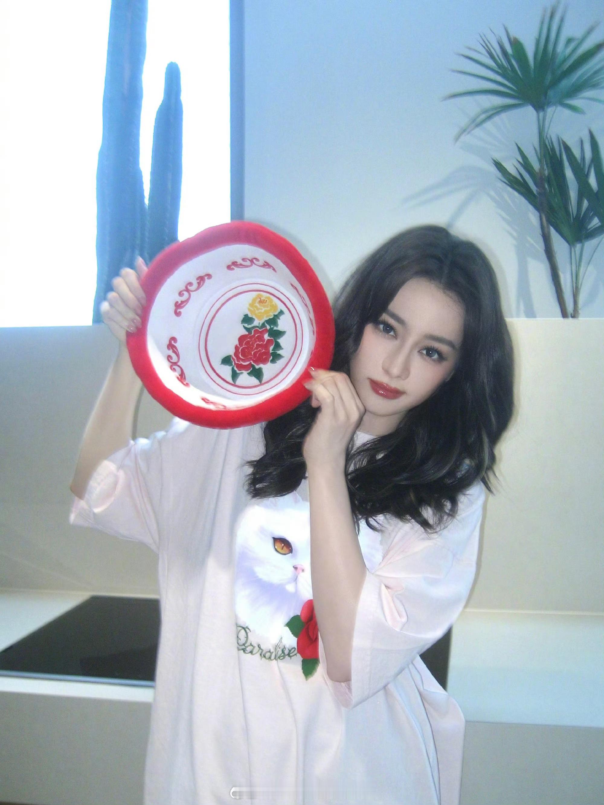 迪丽热巴p掉了帽子里的喜字迪丽热巴p掉帽子里的喜字 迪丽热巴居然还p掉了帽子里的