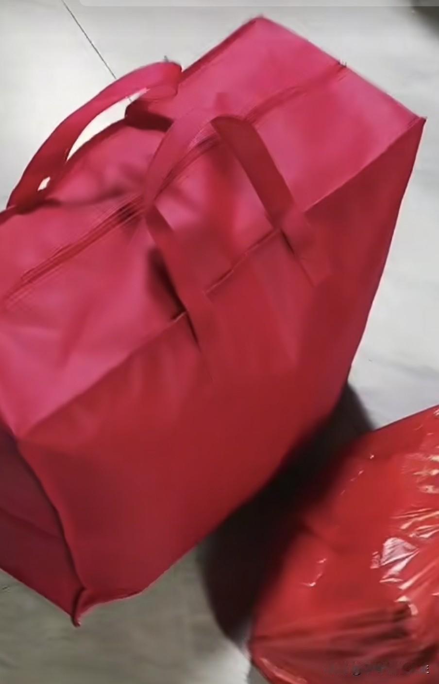 昨天办公室闯进来一位大姐，她说：她是富安娜床品售卖者 ，实体店关闭出来买一些东西