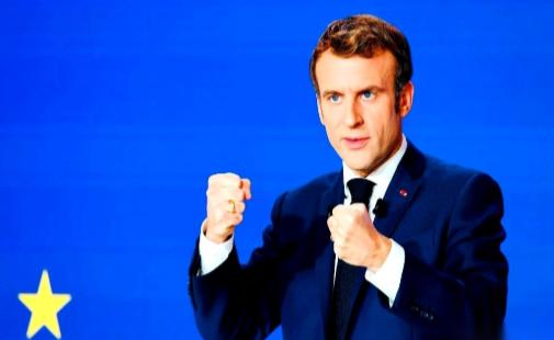 法国总统马克龙当着全世界的面，几乎是把话筒当锤子，狠狠砸向了美国。他直言不讳地质