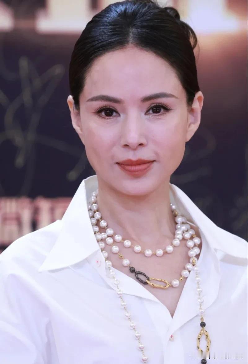 60岁李若彤原相机照片状态巨好，皮肤真的很紧致，比实际年轻真的年轻太多了。很多上