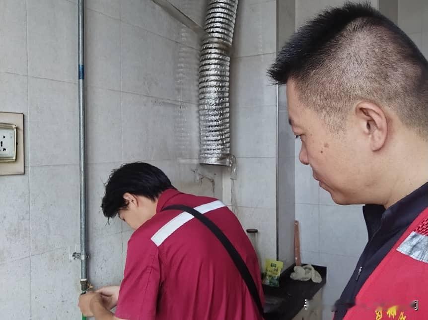  万柏林区重院社区：贴心检修燃气 情暖独居老人
 
万柏林区和平街道重院社区网格