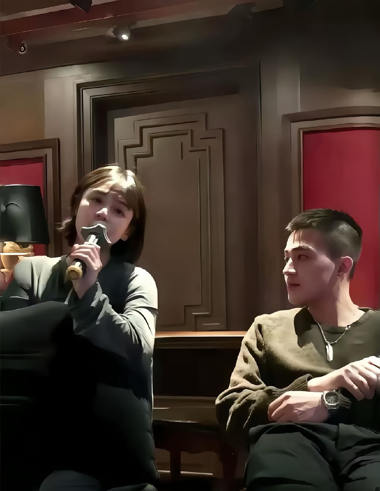 欧豪与马思纯旧照，两人在一起唱歌的画面，好喜欢这样的氛围感啊。

马思纯在静静的