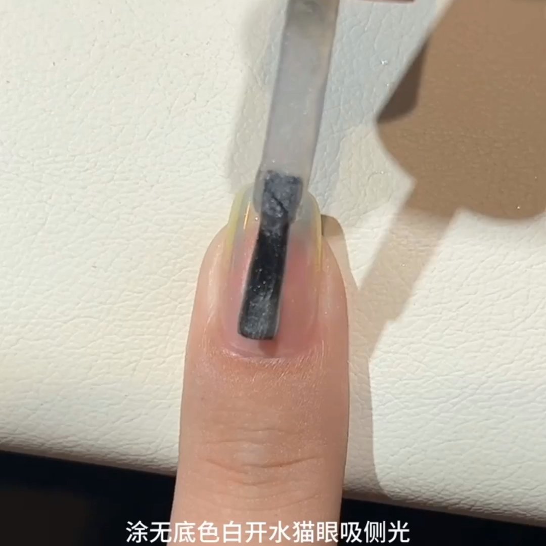 被这抹“奶油白+极光粉”的渐变猫眼戳中，阳光下blingbling的像把整片北极