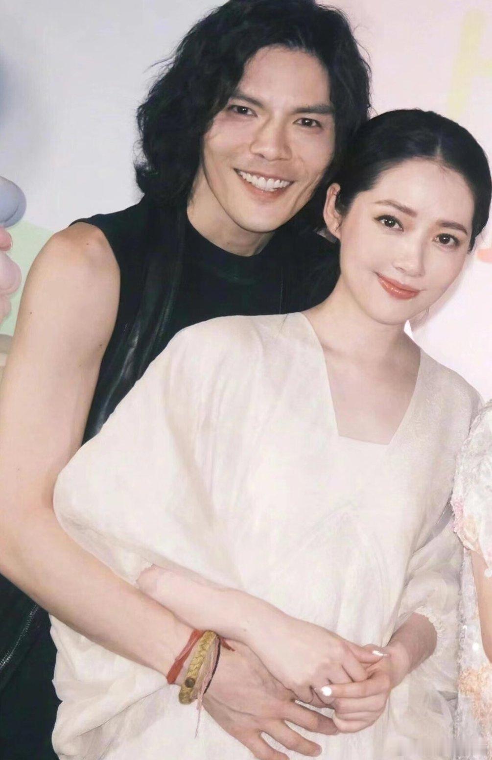 #真被我嗑到向佐郭碧婷了#向佐讲加郭碧婷微信时的害羞，如同打开了爱情宝藏。那种纯