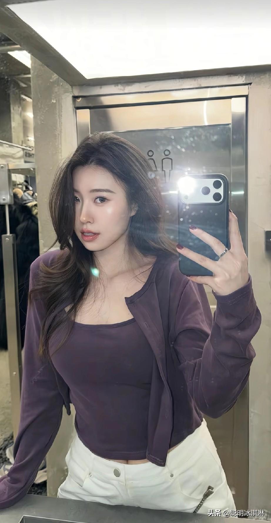 紫色毛衣+白色裤子，简约又时尚，镜子里的你最美！