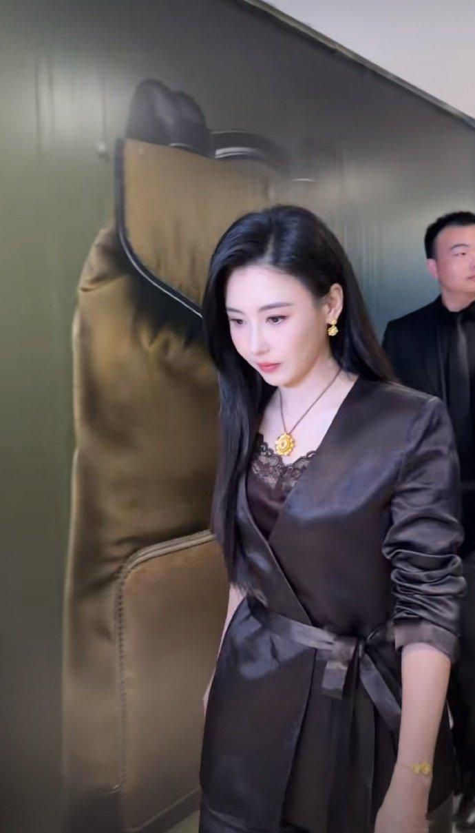 张柏芝黑长直好温柔  张柏芝这发型真的太适合她了，黑长直自然垂落，衬得整个人气质