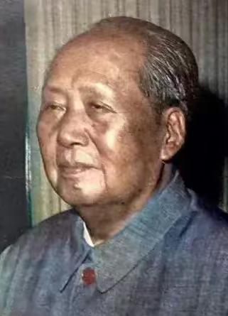 他不取一砖一瓦，却筑就九州方圆；不谋寸土私产，却收复万里河山！
 
不用猜，说的