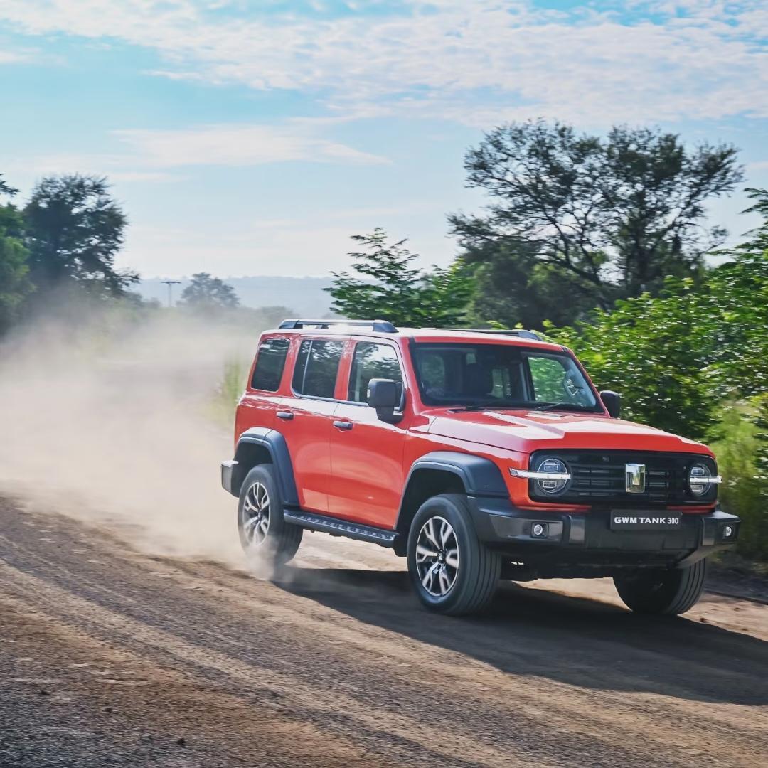 虽然都是硬派越野，但300和T01性格差异挺大，300可以看成适用范围更广的硬派