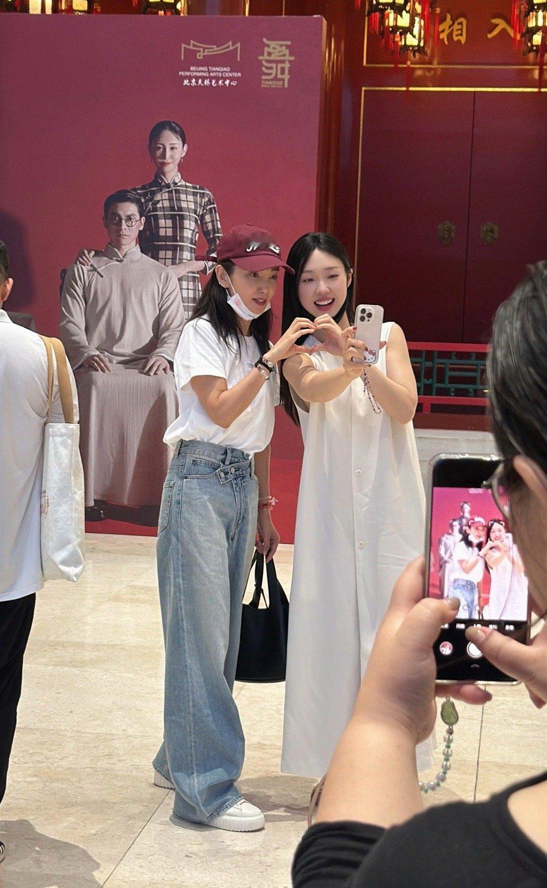 偶遇李冰冰管乐手挽手看舞剧 舞剧上李冰冰和管乐挽手同行，这画面太有爱，管乐在和颂