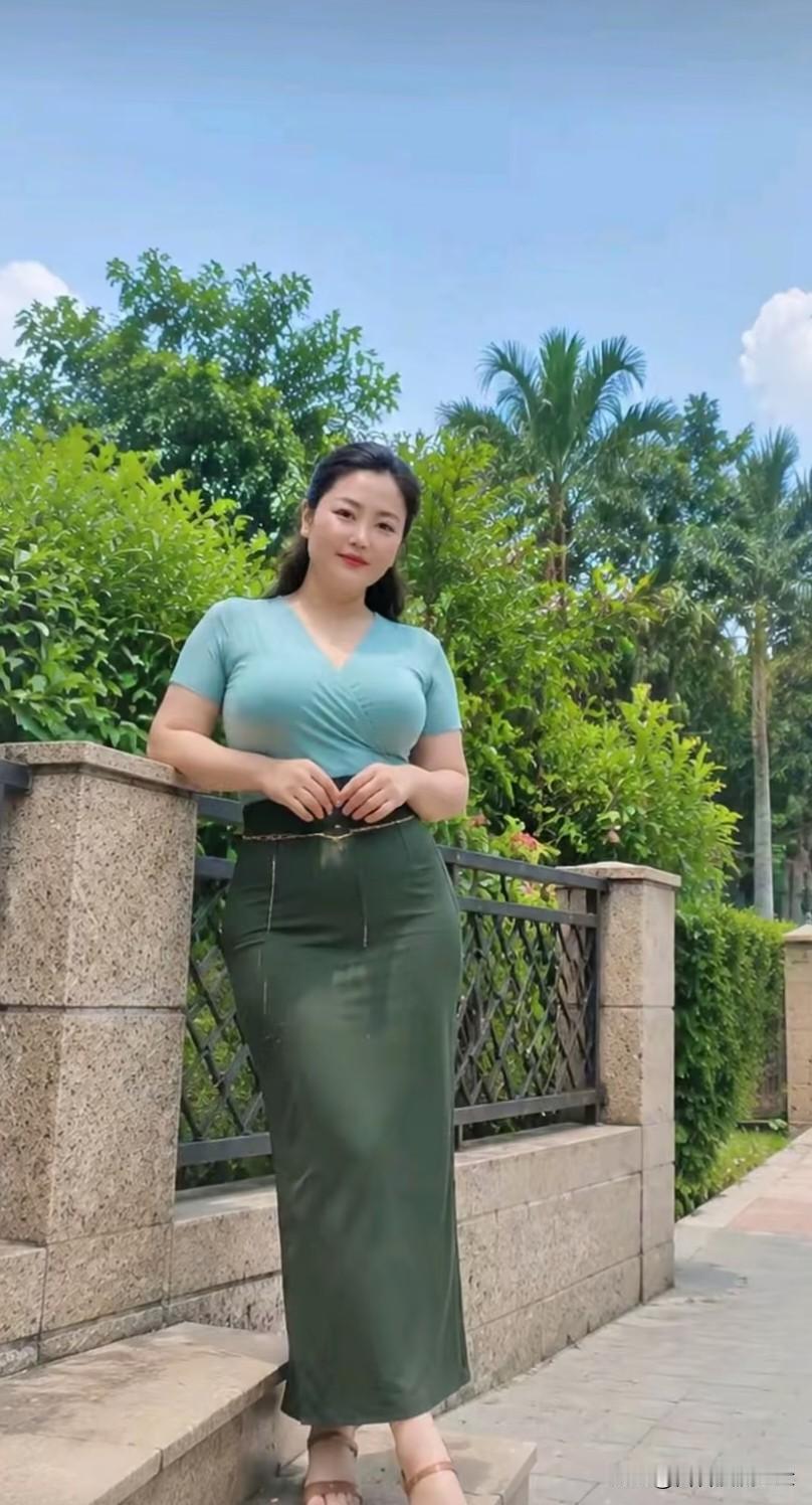 五律·闲伫
 
翠树拥幽径，晴光映绮裳。
风柔舒雅态，气静蕴清芳。
笑靥含温韵，