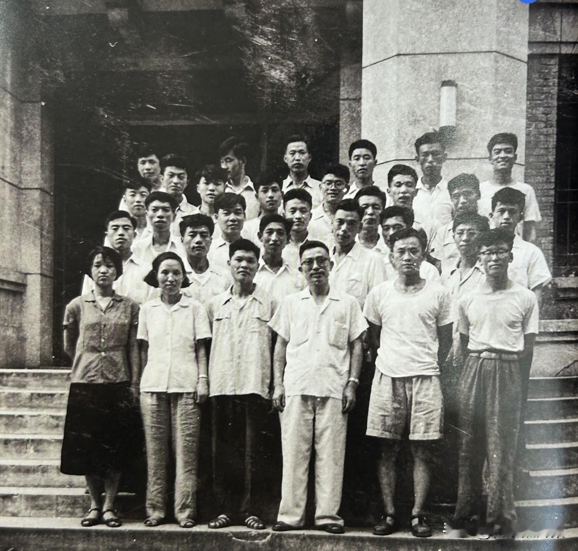 1960年2月，​徐茵调回中共中央办公厅机要局，​任技术处处长，​其间主要负责译