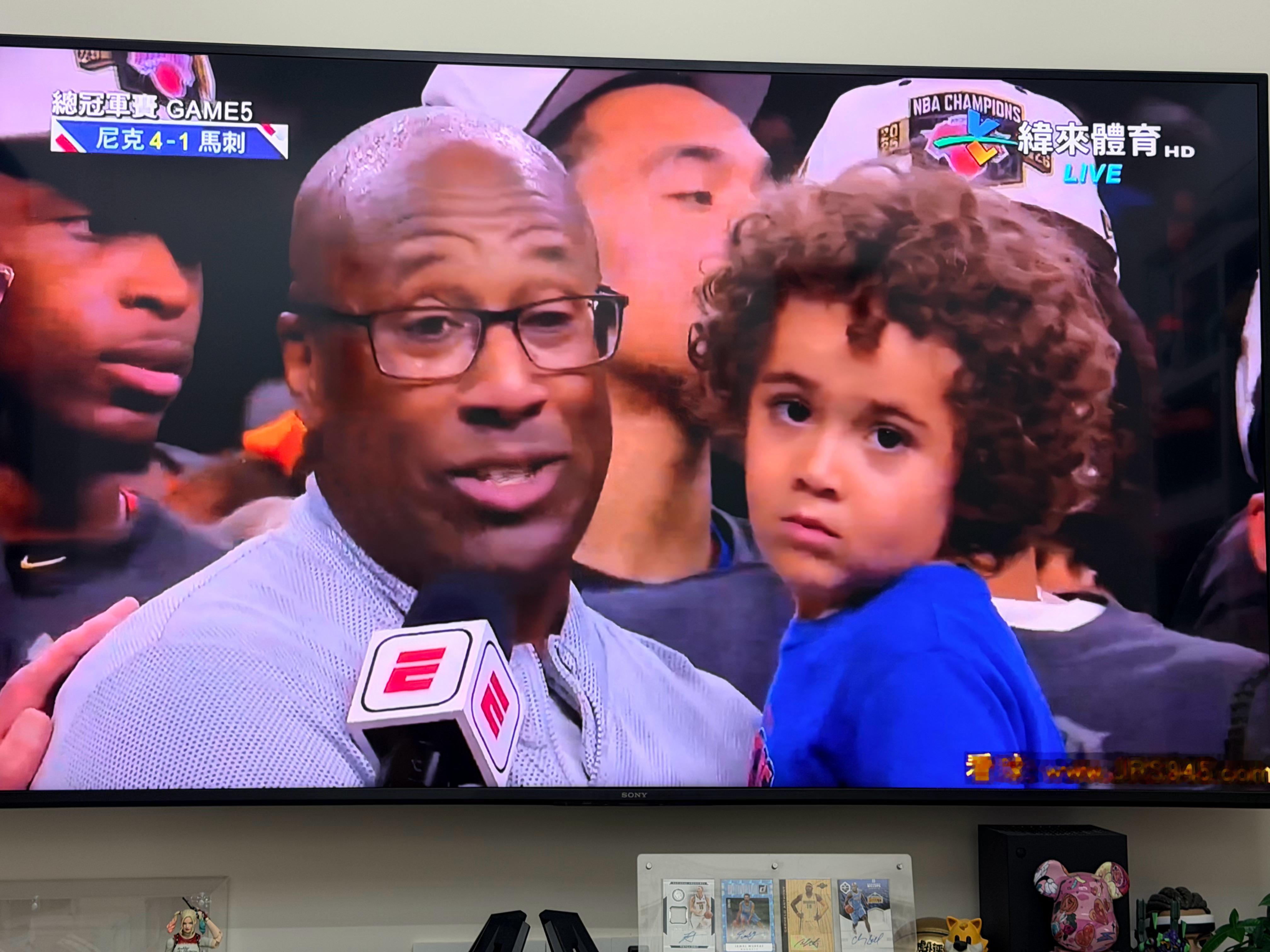 内心os：好了吗？我可以下去了吗？邓超观战NBA总决赛尼克斯nba总冠军