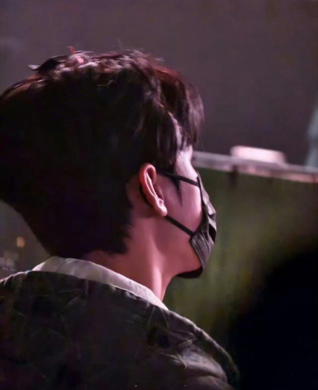 哦豁，捕捉到一只去看刘宇宁演唱会的龚俊，戴着黑色口罩的龚俊，在乖乖的听刘宇宁的演