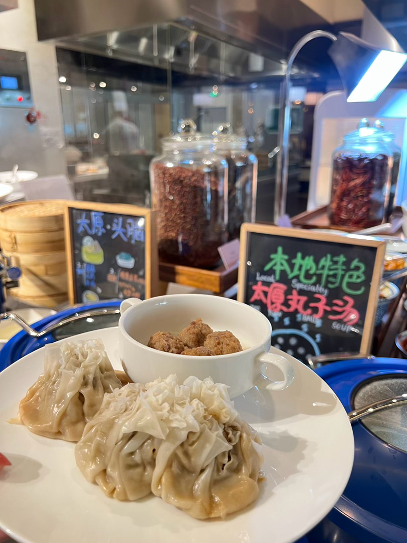 小作坊下料就是猛，卤子里找面，哈哈哈哈山西真的很好吃！人也热情，除了太晒其他没毛