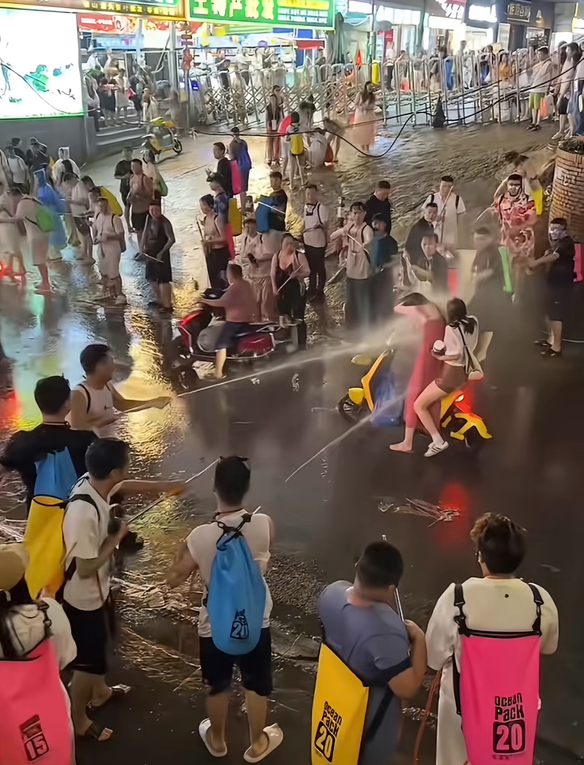 泼水节 性骚扰很怕她们两个衣服掉出来，穿的应该是民族服饰，在我印象里这种服饰一般