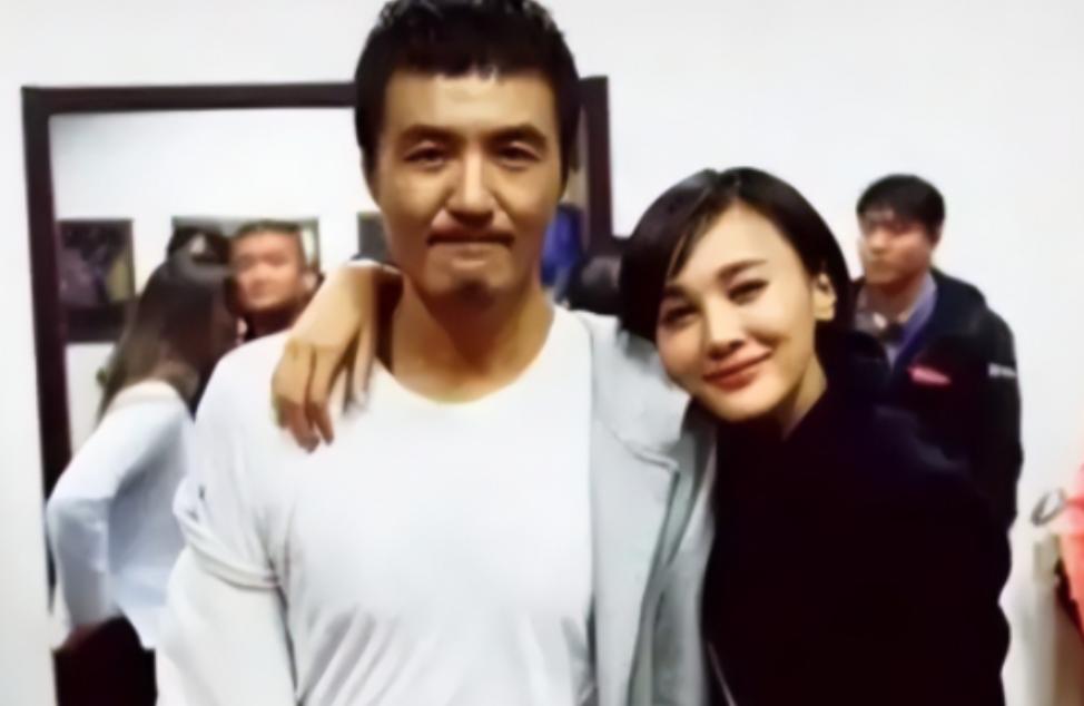 2006年，朴树让妻子吴晓敏下楼买一包烟，左等右等都不回来，朴树也没给妻子打电话