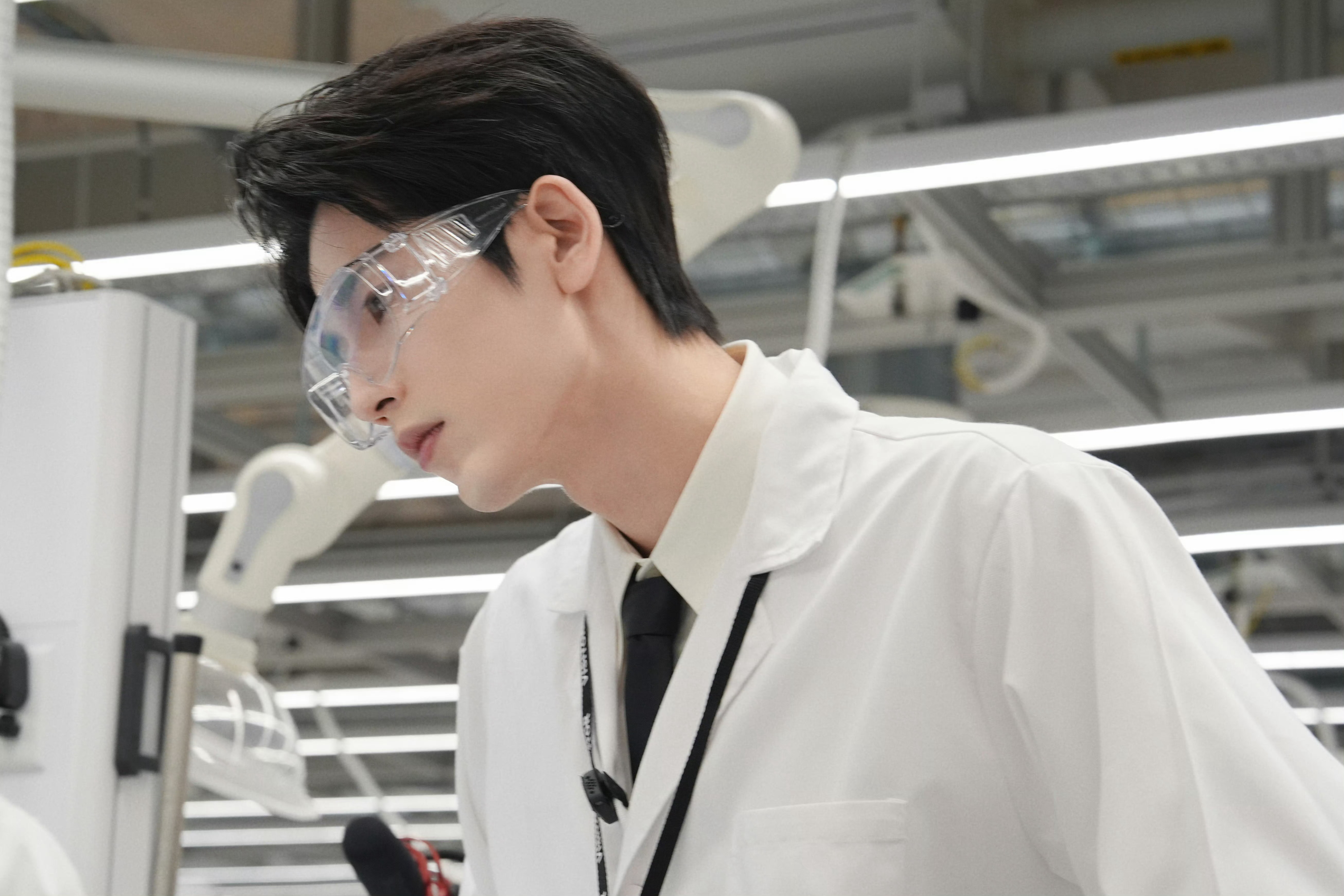 张凌赫活动证件上用的真名卧槽这又是啥活动啊！！！戴护目镜太帅了凌帝。 