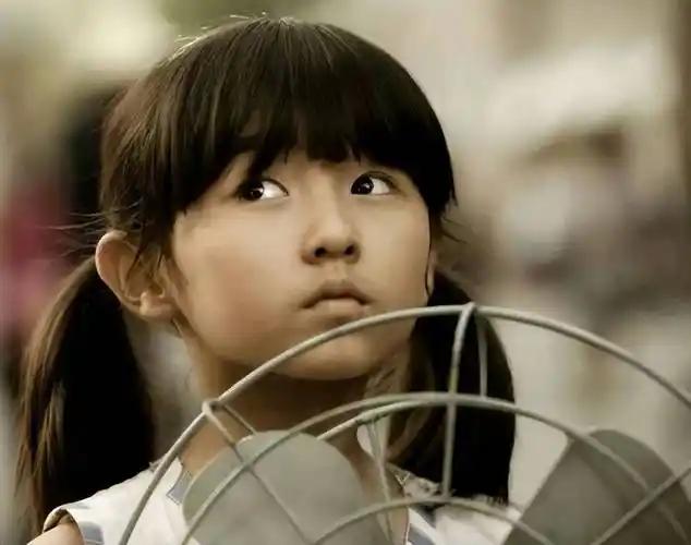 张子枫确实很瘦，就显得身子小，脑袋特别大的视觉感。
小时候演《唐山大地震》时，还