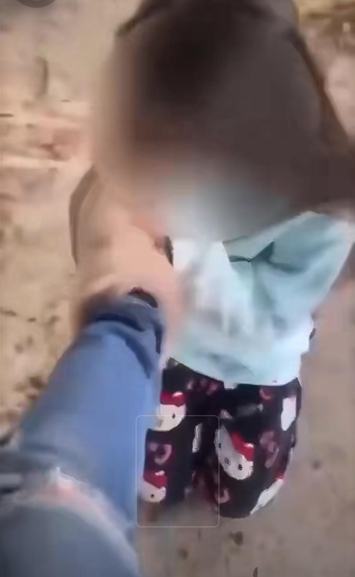 日本小女孩被富人儿子逼着下跪，骂她去si还用脚踹她的脸，要求女孩道歉，女孩哭着低