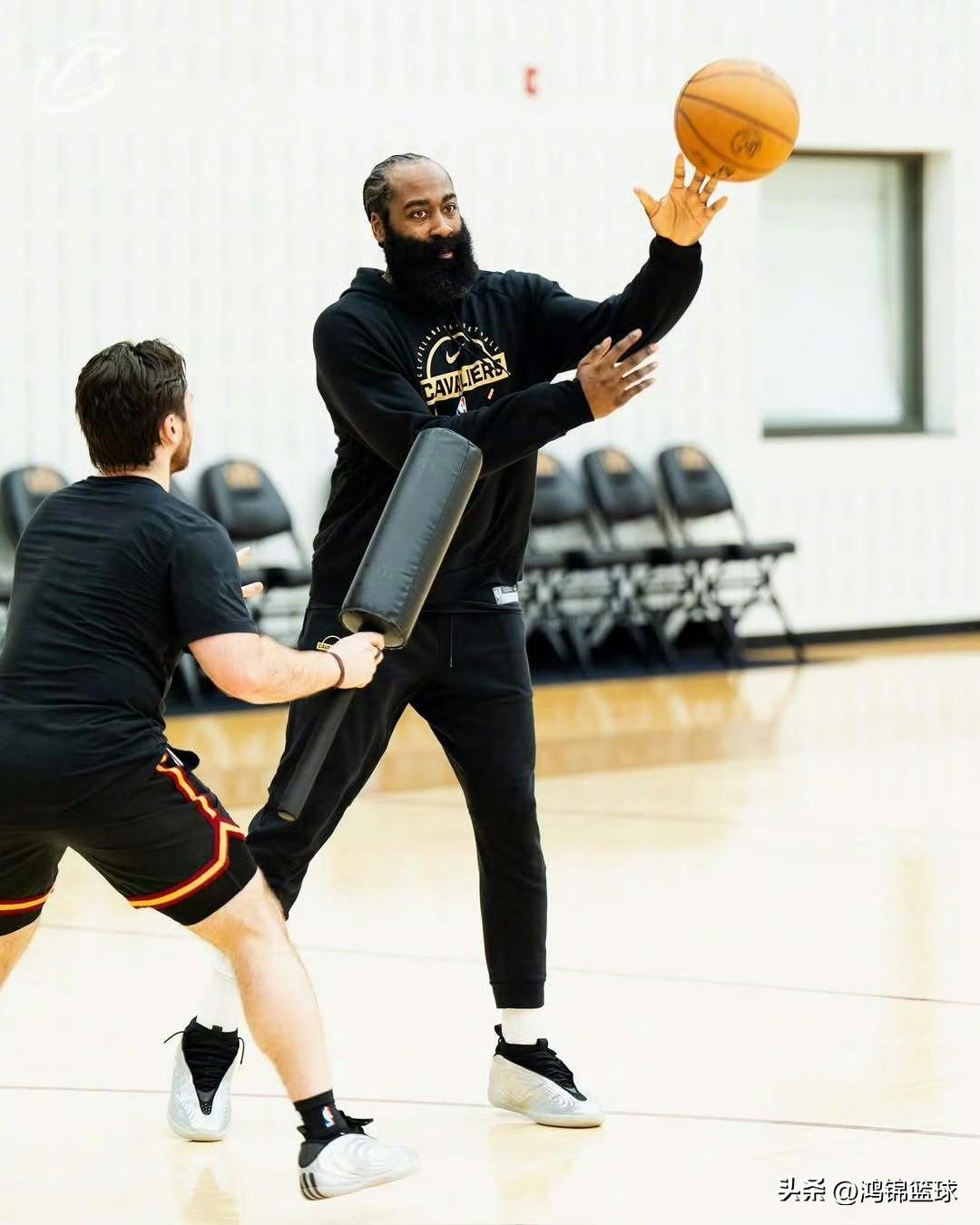 骑士主场训练照来了！米切尔复出，斯特鲁斯90%，阿伦短暂缺席！

距离骑士下一场