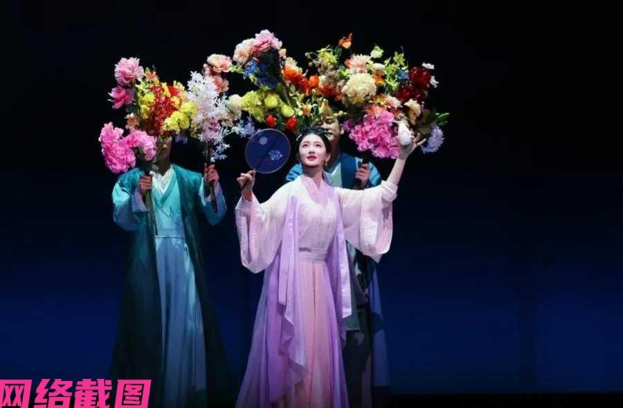 话剧《牡丹亭上三生路》中的杜丽娘饰演者笑言，学杜丽娘，拒绝情绪羞耻。

这是一部