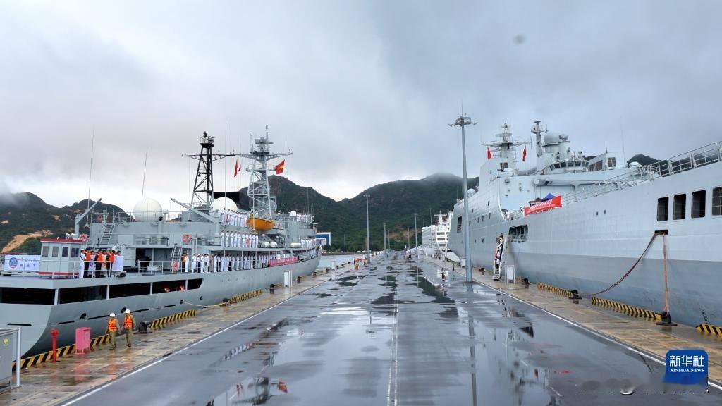 2025年11月21日，中国海军“长白山”号（989级）、“郑和”号（81级）训