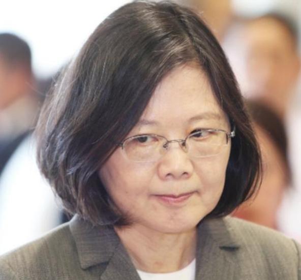 蔡英文曾发声，我是台湾人并没有错，我是中国人，因为我是念中国书长大的，受的是中国