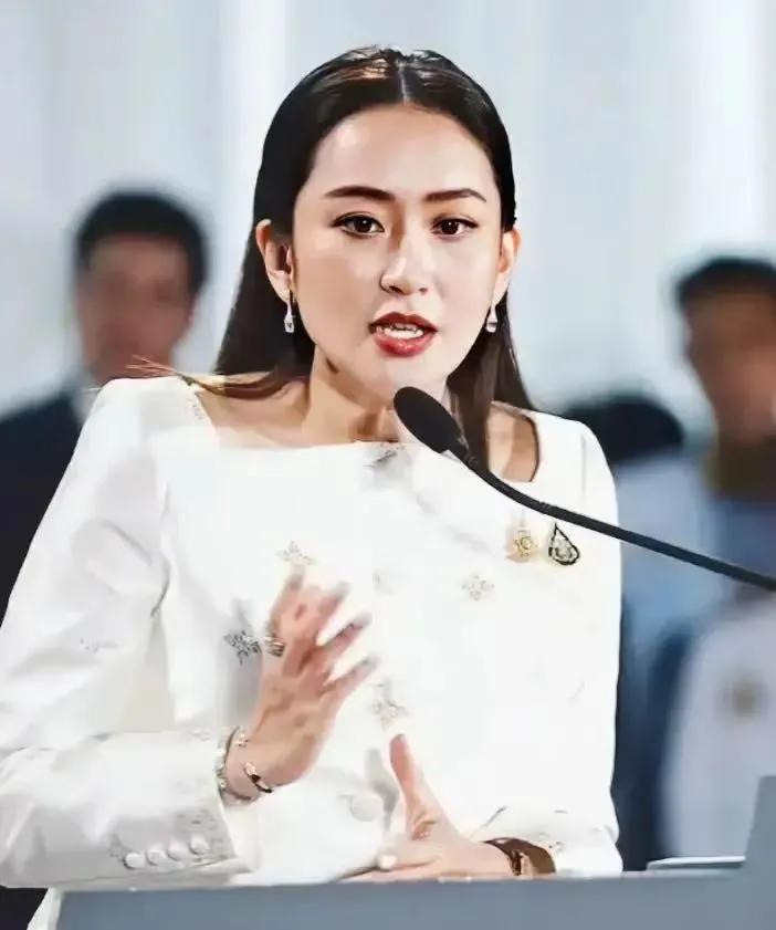 泰国传来最新消息！
前总理佩通坦7月15日或申请延期提交“录音门”案申辩材料，想