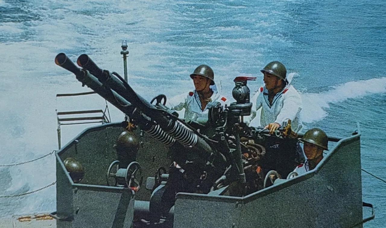 有没有当过兵的老前辈？从军装上来看，这大概是什么年份的士兵呀？这武器看着属实是霸