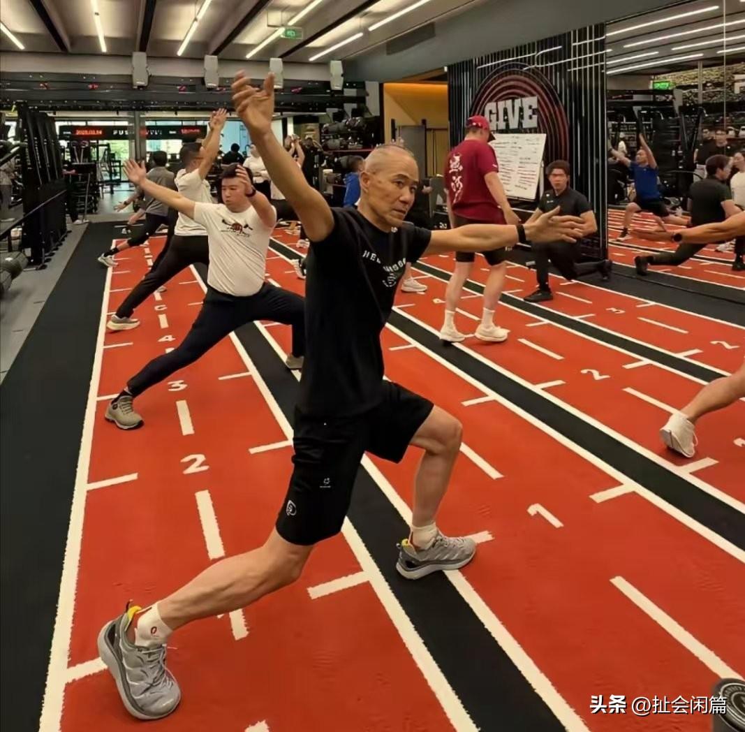 75岁的王石拼命健身有什么错？
看见王石健身的视频，又有很多评论酸言酸语。

这